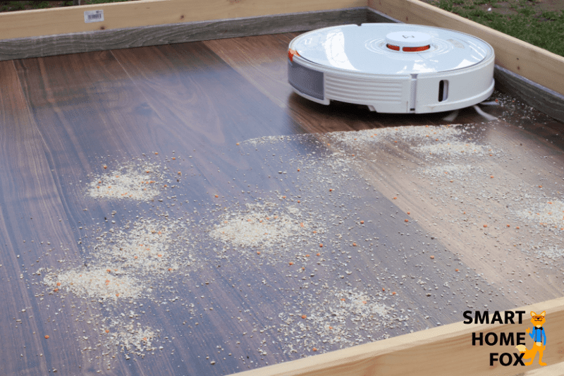 Der Roborock S7 reinigt Haferflocken auf einem Hartboden